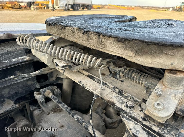 image for item EN5086 2022 Peterbilt 567 semi truck