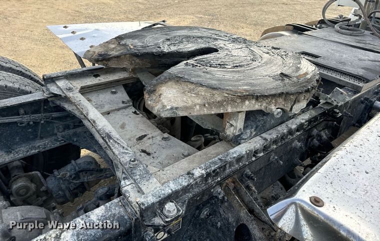 image for item EN5086 2022 Peterbilt 567 semi truck