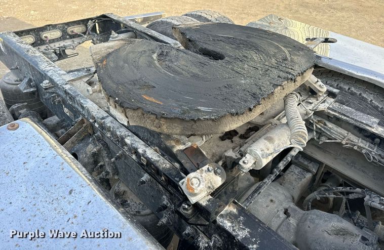 image for item EN5086 2022 Peterbilt 567 semi truck