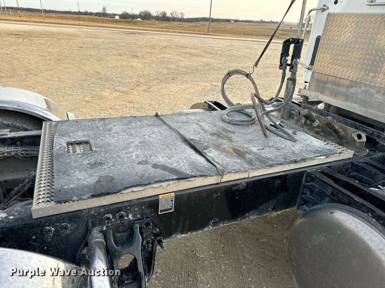 image for item EN5086 2022 Peterbilt 567 semi truck