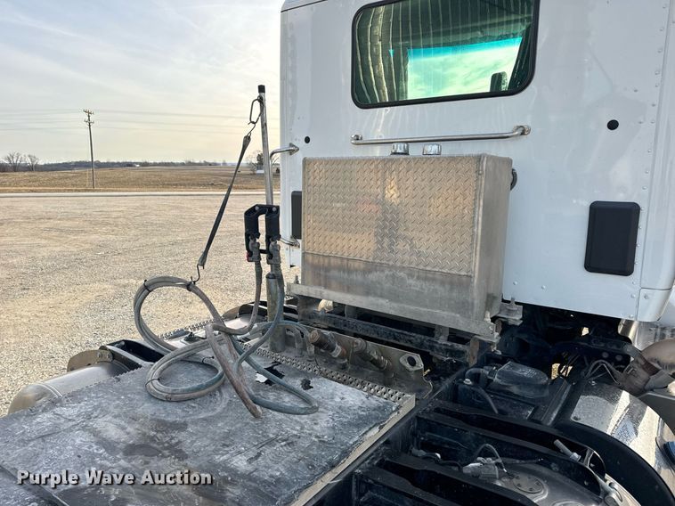 image for item EN5086 2022 Peterbilt 567 semi truck