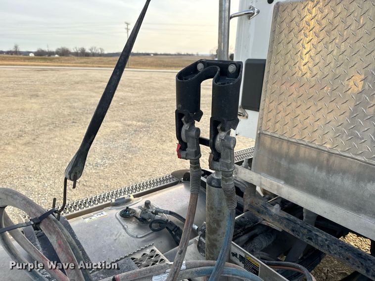 image for item EN5086 2022 Peterbilt 567 semi truck