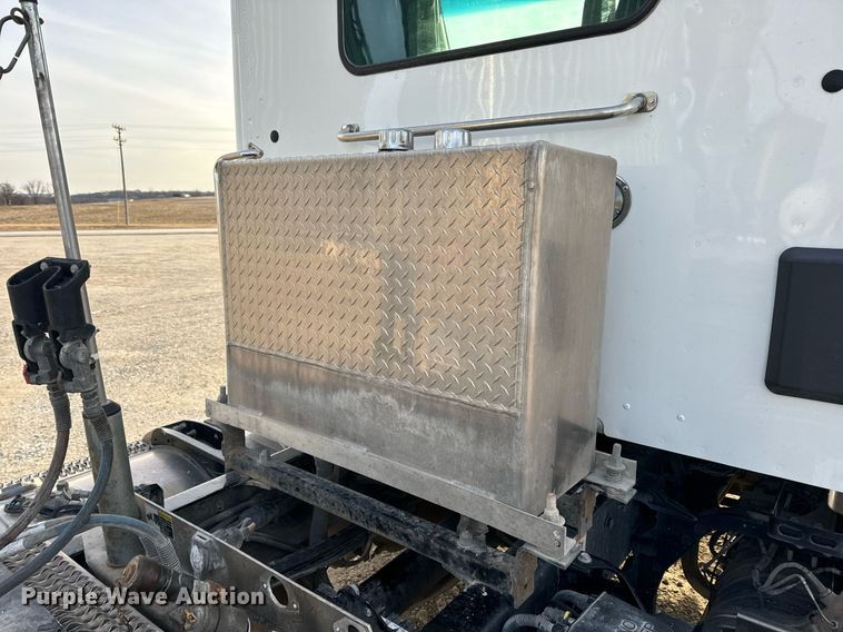 image for item EN5086 2022 Peterbilt 567 semi truck