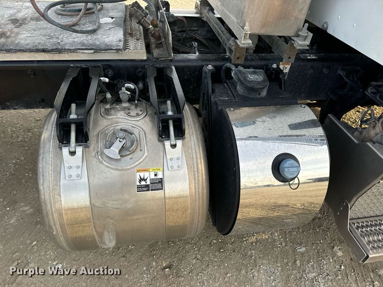 image for item EN5086 2022 Peterbilt 567 semi truck