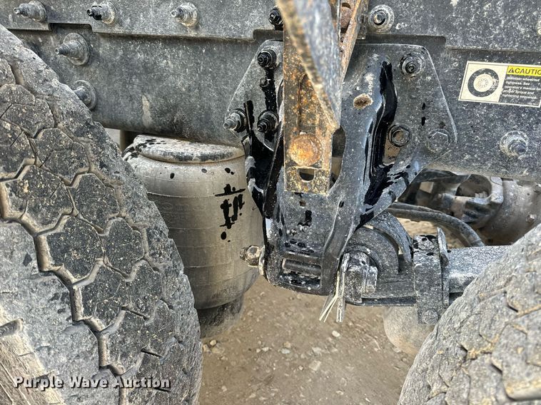 image for item EN5086 2022 Peterbilt 567 semi truck