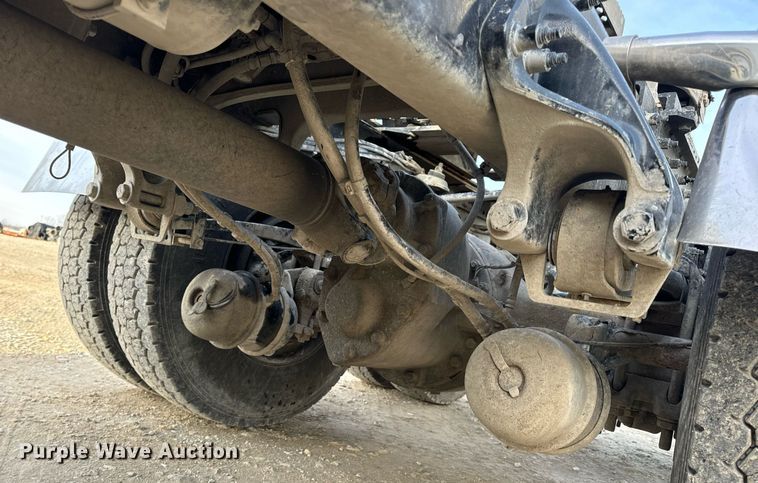 image for item EN5086 2022 Peterbilt 567 semi truck