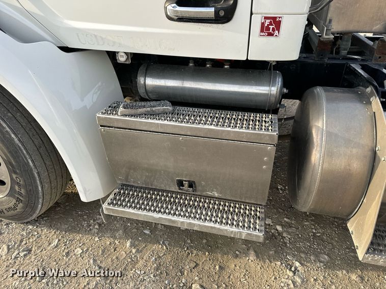 image for item EN5086 2022 Peterbilt 567 semi truck