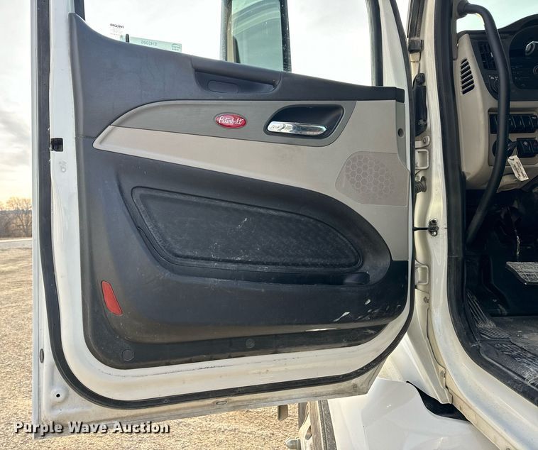 image for item EN5086 2022 Peterbilt 567 semi truck