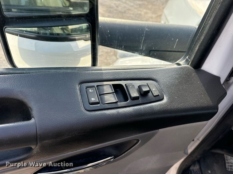 image for item EN5086 2022 Peterbilt 567 semi truck