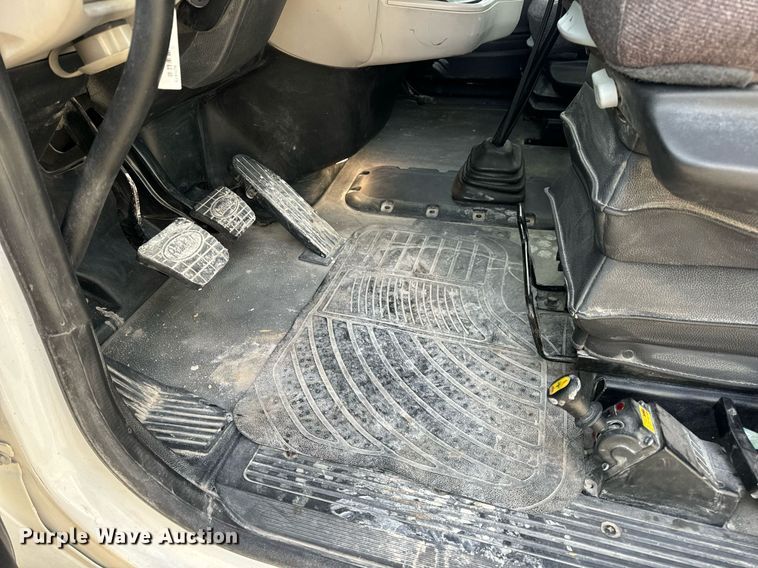 image for item EN5086 2022 Peterbilt 567 semi truck