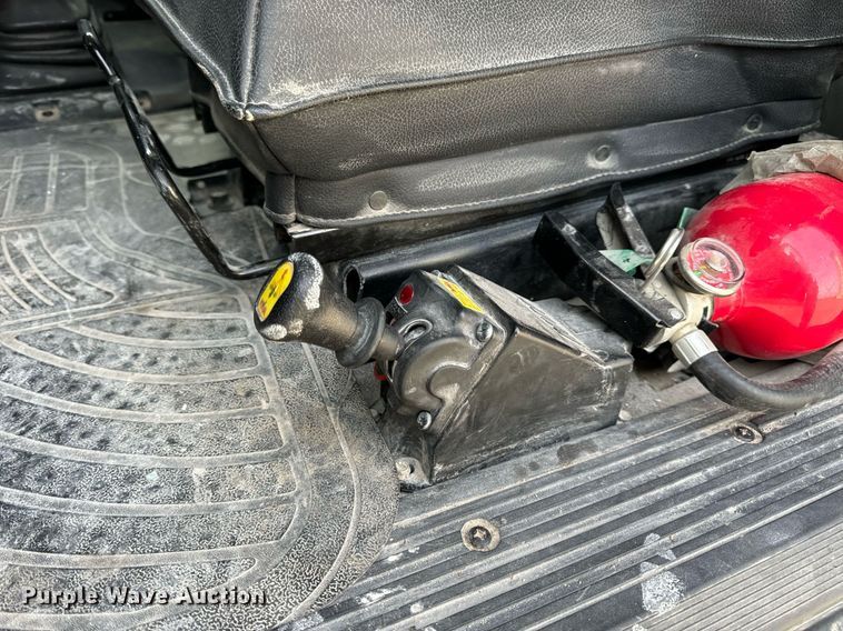 image for item EN5086 2022 Peterbilt 567 semi truck