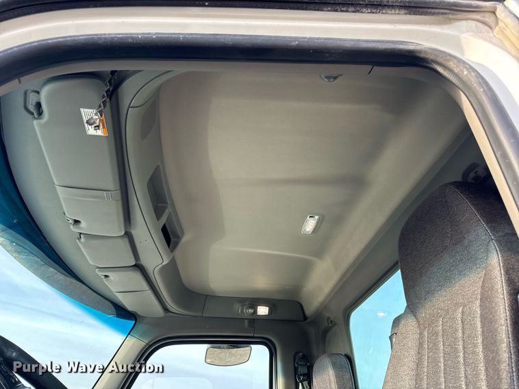 image for item EN5086 2022 Peterbilt 567 semi truck