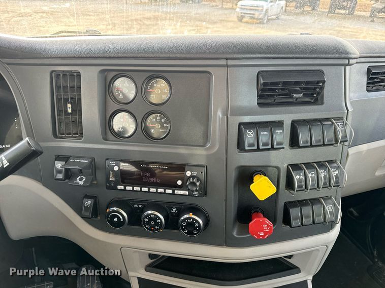 image for item EN5086 2022 Peterbilt 567 semi truck