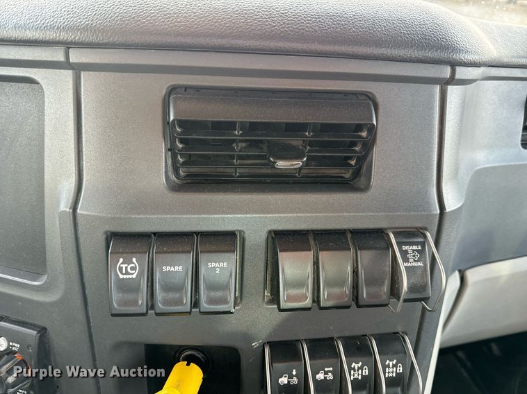 image for item EN5086 2022 Peterbilt 567 semi truck