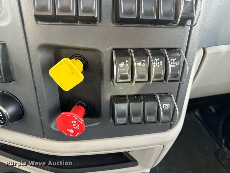 image for item EN5086 2022 Peterbilt 567 semi truck