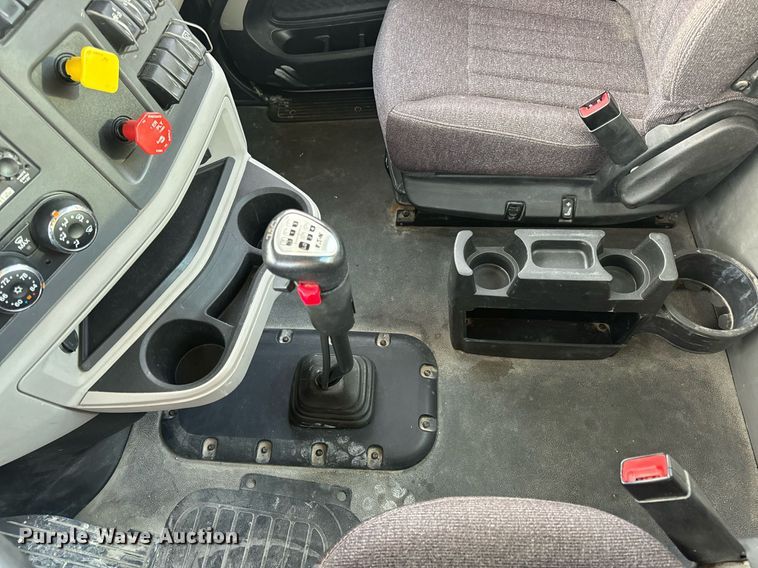 image for item EN5086 2022 Peterbilt 567 semi truck