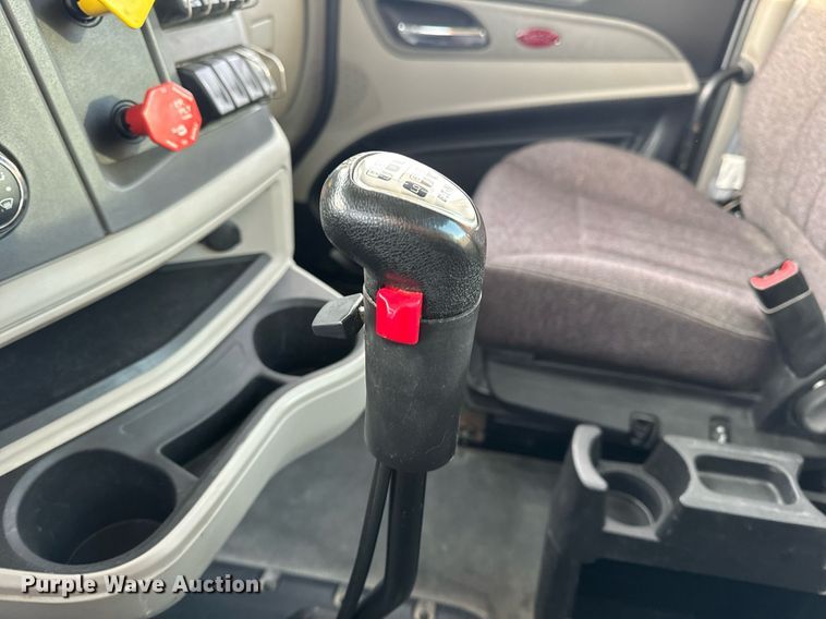 image for item EN5086 2022 Peterbilt 567 semi truck