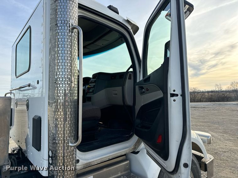 image for item EN5086 2022 Peterbilt 567 semi truck