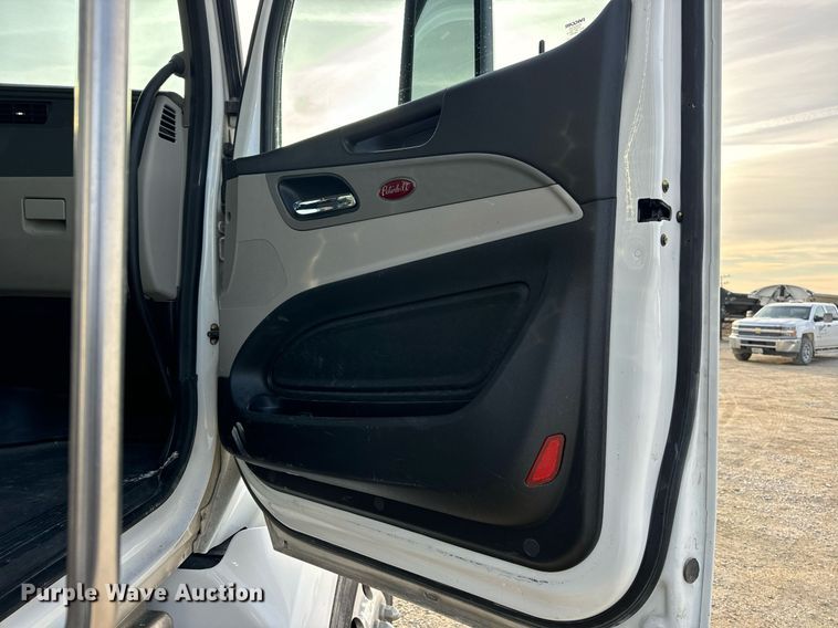 image for item EN5086 2022 Peterbilt 567 semi truck