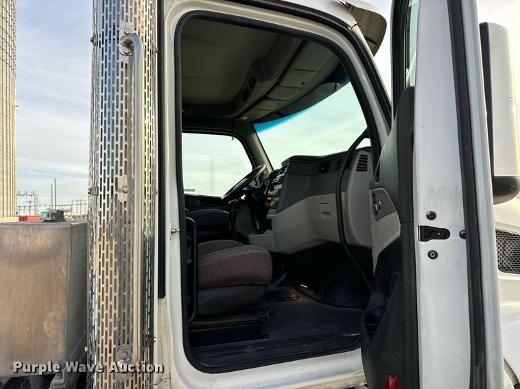 image for item EN5086 2022 Peterbilt 567 semi truck