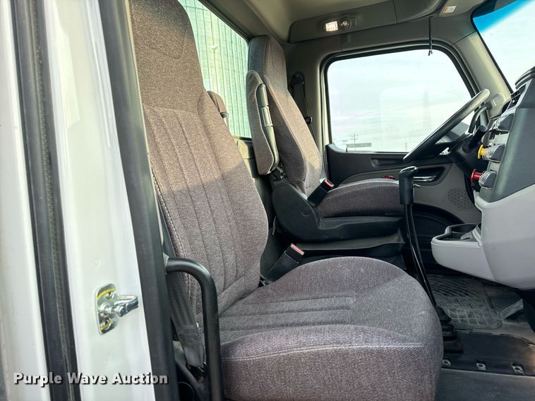 image for item EN5086 2022 Peterbilt 567 semi truck