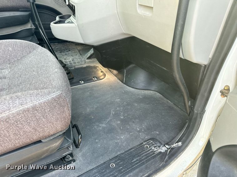 image for item EN5086 2022 Peterbilt 567 semi truck