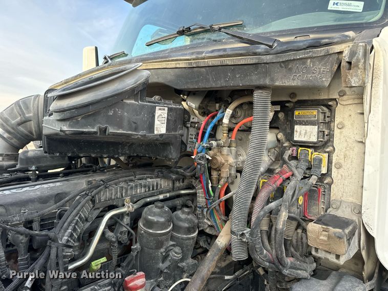 image for item EN5086 2022 Peterbilt 567 semi truck