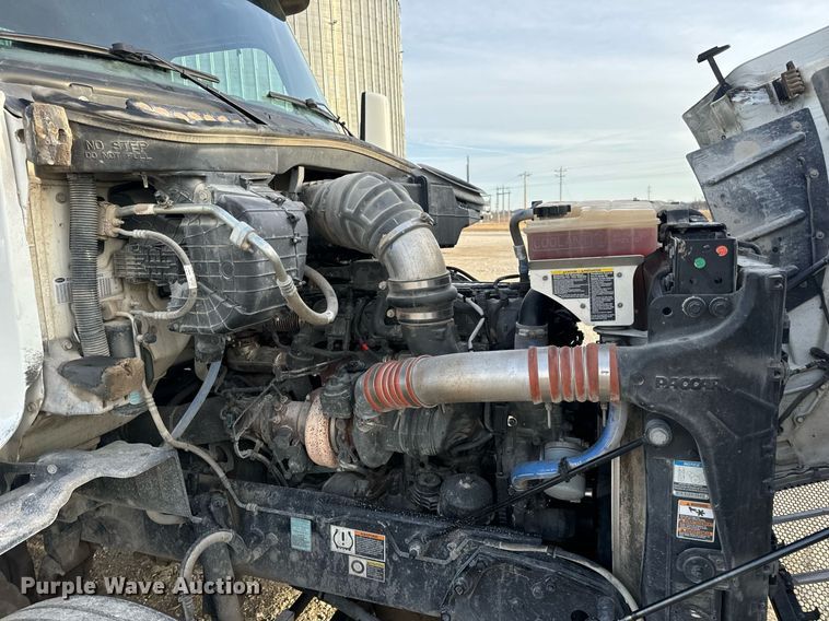 image for item EN5086 2022 Peterbilt 567 semi truck