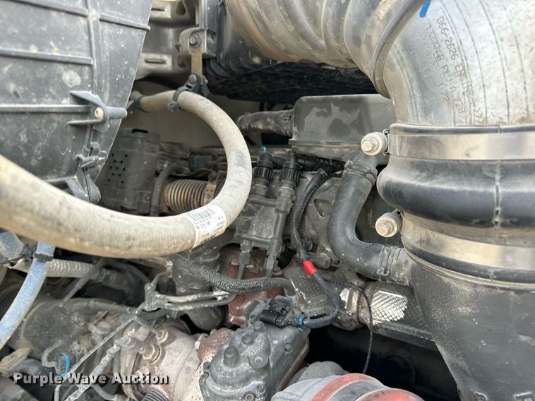 image for item EN5086 2022 Peterbilt 567 semi truck