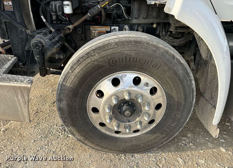 image for item EN5086 2022 Peterbilt 567 semi truck