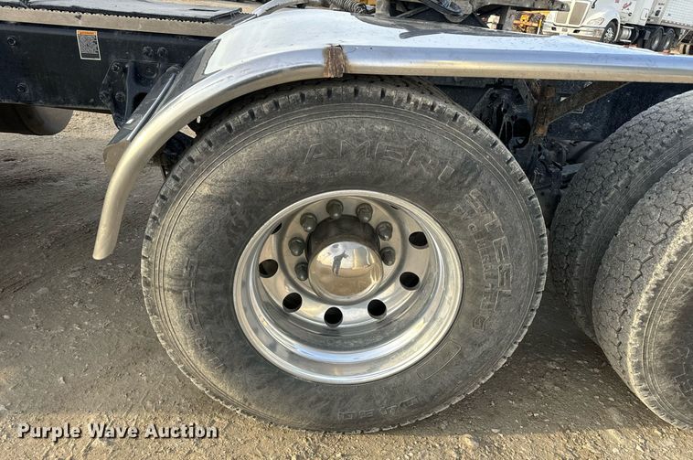 image for item EN5086 2022 Peterbilt 567 semi truck