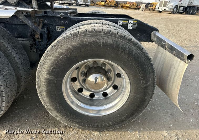 image for item EN5086 2022 Peterbilt 567 semi truck