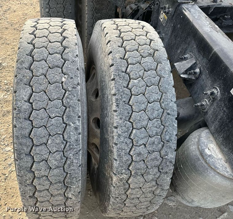 image for item EN5086 2022 Peterbilt 567 semi truck