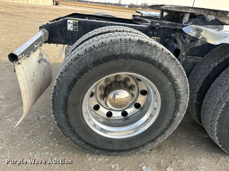 image for item EN5086 2022 Peterbilt 567 semi truck