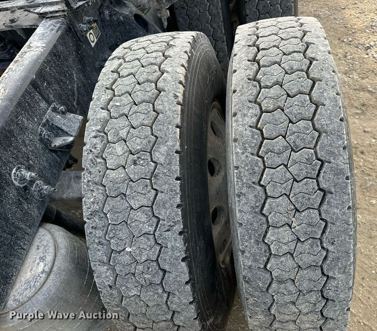 image for item EN5086 2022 Peterbilt 567 semi truck