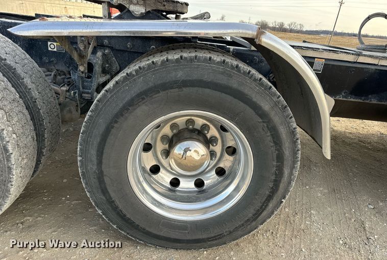 image for item EN5086 2022 Peterbilt 567 semi truck