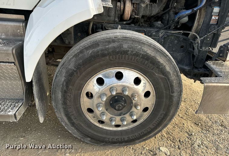 image for item EN5086 2022 Peterbilt 567 semi truck