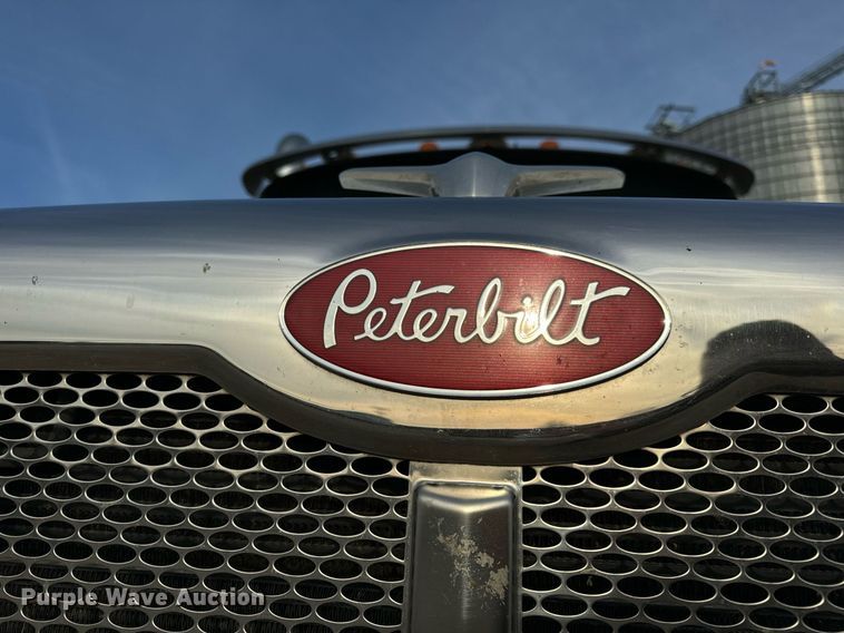 image for item EN5086 2022 Peterbilt 567 semi truck