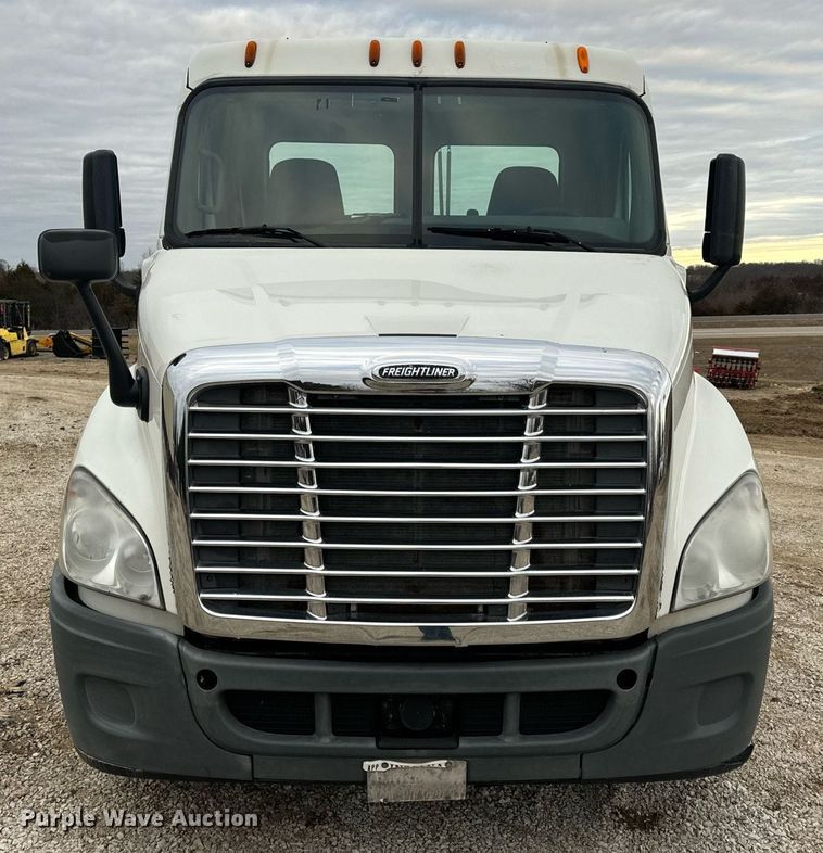 image for item EN5093 2012 Freightliner Cascadia 113 semi truck