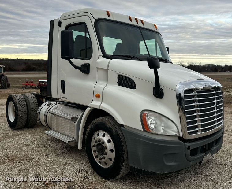 image for item EN5093 2012 Freightliner Cascadia 113 semi truck