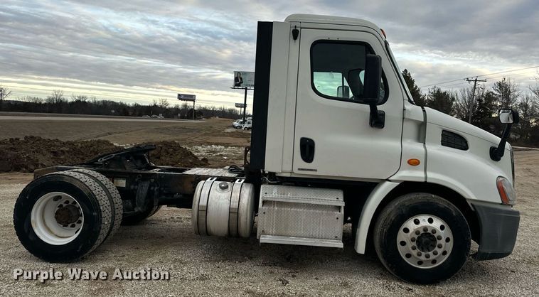 image for item EN5093 2012 Freightliner Cascadia 113 semi truck