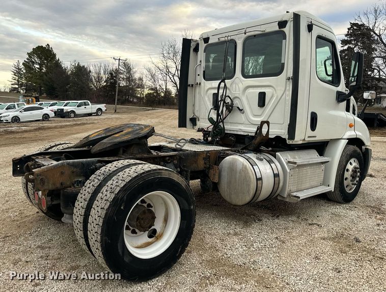 image for item EN5093 2012 Freightliner Cascadia 113 semi truck