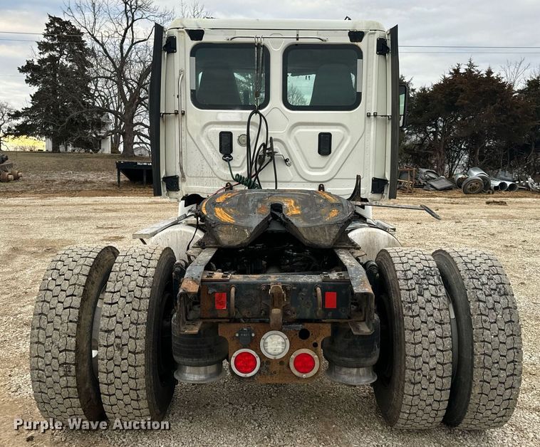 image for item EN5093 2012 Freightliner Cascadia 113 semi truck