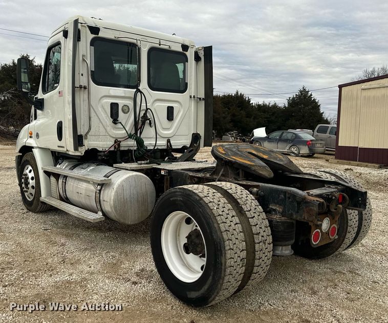 image for item EN5093 2012 Freightliner Cascadia 113 semi truck