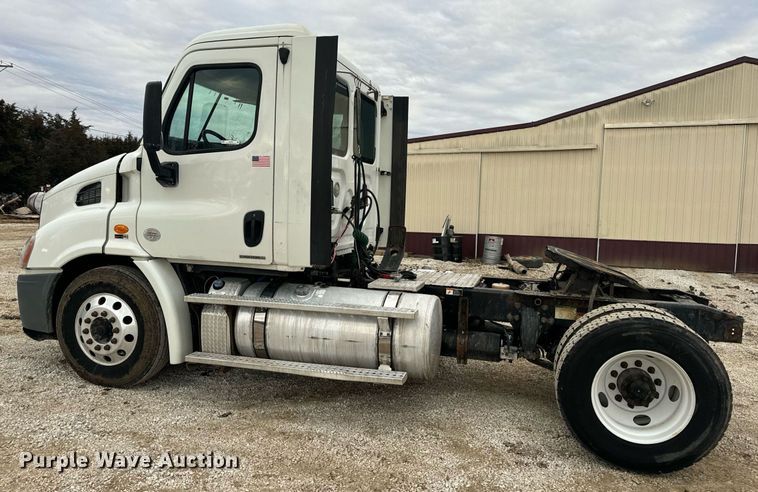 image for item EN5093 2012 Freightliner Cascadia 113 semi truck