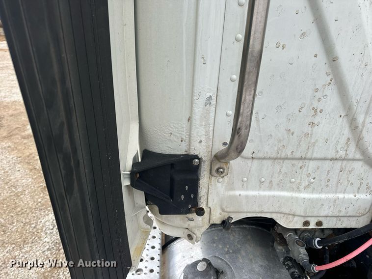 image for item EN5093 2012 Freightliner Cascadia 113 semi truck