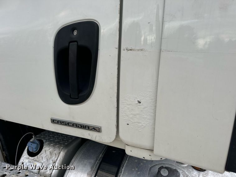 image for item EN5093 2012 Freightliner Cascadia 113 semi truck