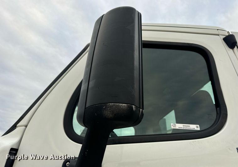 image for item EN5093 2012 Freightliner Cascadia 113 semi truck