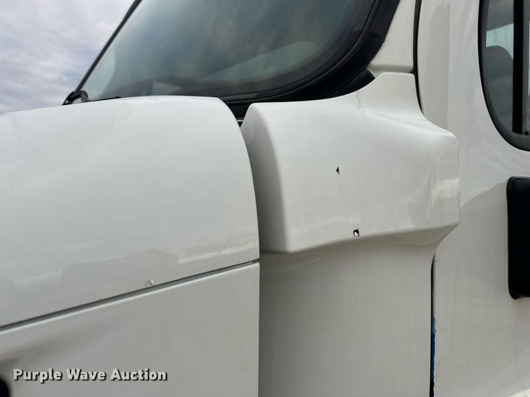 image for item EN5093 2012 Freightliner Cascadia 113 semi truck
