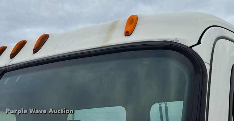 image for item EN5093 2012 Freightliner Cascadia 113 semi truck